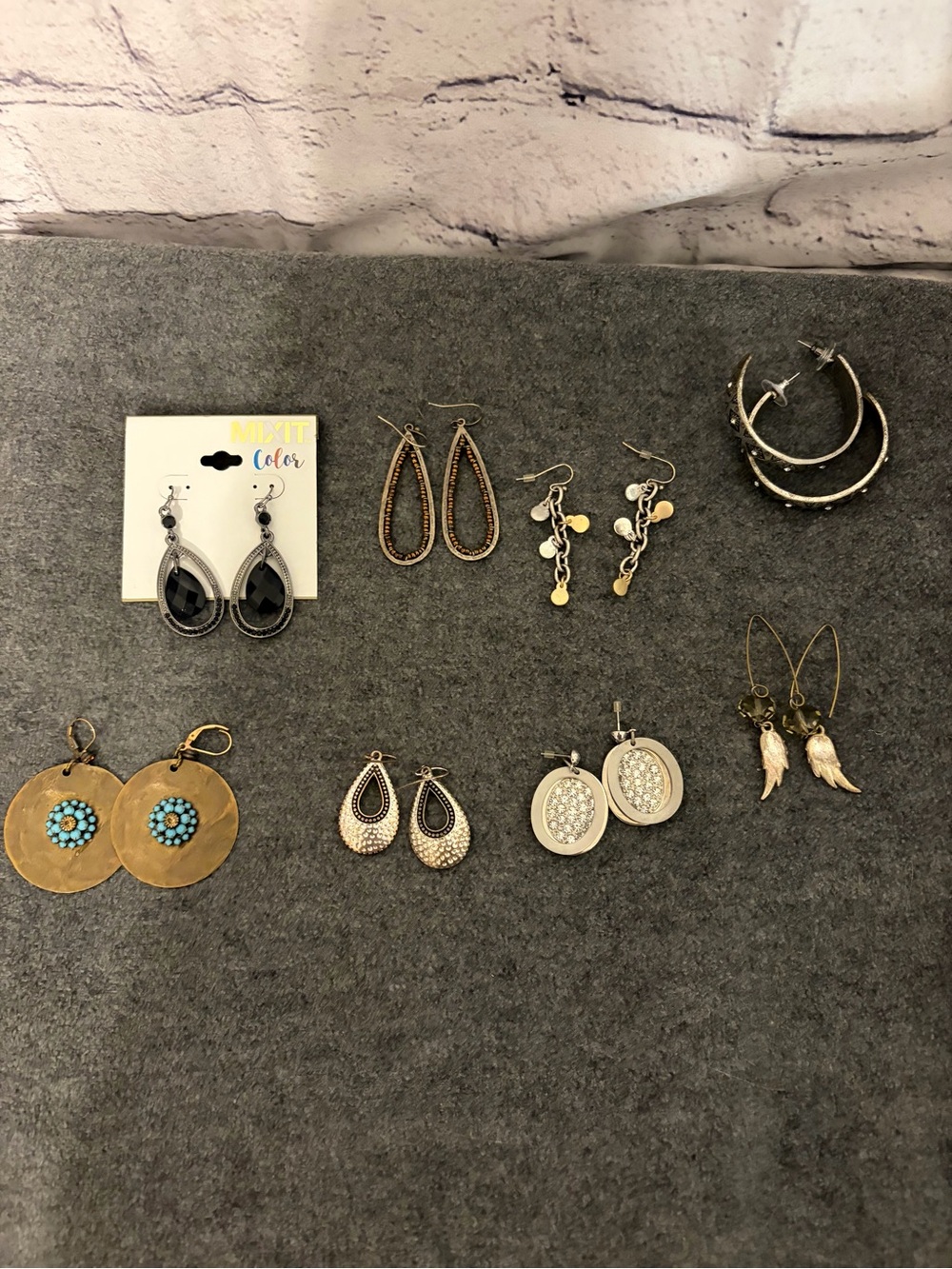 Mixed Lot of 8 Pairs of Women ‘s  Earring Set.